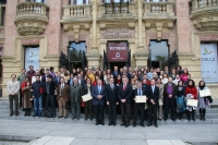 Asistentes al acto ante la fachada del Rectorado