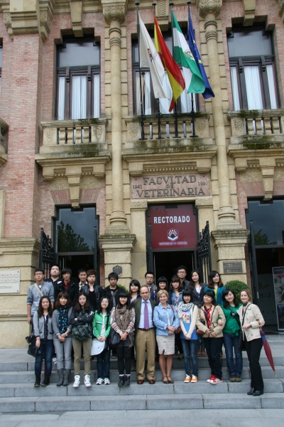 Los estudiantes chinos ante la puerta del Rectorado