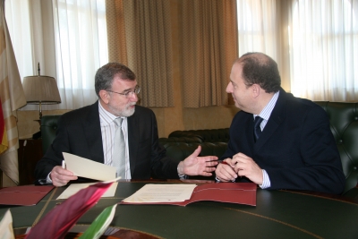 El rector, Jos Manuel Roldn, y el director general de Ineprodes, Miguel Tienda, conversan antes de la firma del convenio