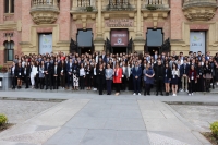 Estudiantes del EYP, junto a  la 4 teniente de alcalde del Ayuntamiento de Crdoba Alba Doblas y la vicerrectora de Investigacin de la UCO, Mara Teresa Roldn, en la puerta del Rectorado.