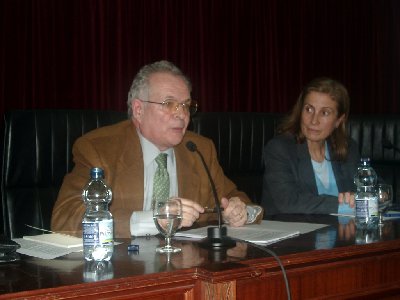 Jose Maria Torre analiza las grandes lneas ticas del proyecto de Estatuto del Periodista dentro del ciclo organizado por el Aula de Religin y Humanismo.