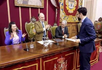 El profesor Antonio Bueno recibe el premio en el paraninfo la Universidad de Oviedo. (Principado de Asturias)