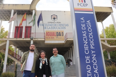 Los investigadores Joaquín Villaécija (izq). Bárbara Luque y Ángel Rebollo, frente a la Facultad de Ciencias de la Educación y Psicología.