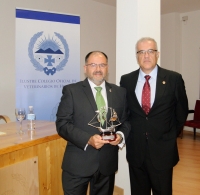 El Colegio de Veterinarios de Huelva nombra al profesor Librado Carrasco colegiado de honor