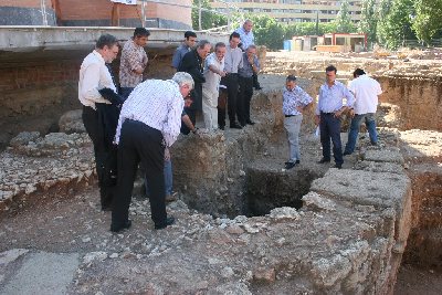Visita institucional a las excavaciones del anfiteatro romano en el recinto del nuevo Rectorado