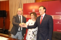 De izquierda a derecha, Antonio Ruiz, Isabel Ambrosio y Jos Carlos Gmez Villamandos, tras la firma del acuerdo.