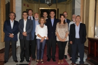 Foto de familia del rector con los decanos y directores de Escuela