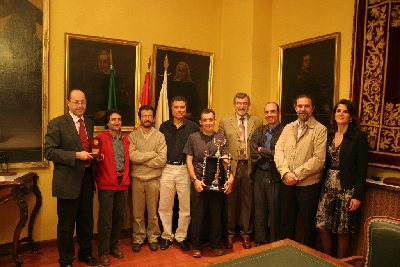 El rector recibe a los componentes del equipo de la UCO que se clasific en tercer lugar en el Trofeo Ciudad de Crdoba.