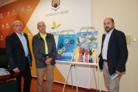 De izquierda a derecha, Fermn Cremades, Jos Matas y Manuel Torres, con los carteles anunciadores de las actividades deportivas para este curso