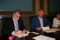 Jose Manuel Roldn (izq) y Francisco Casero firman el convenio