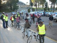 Medio centenar de  personas participaron en la IV marcha ciclista al campus de Rabanales para reivindicar el carril-bici.