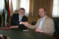 El rector, Jos Manuel Roldn, y el presidente de la Asociacin Provincial de Personas Sordas de Crdoba, Carlos Granados, tras la firma del convenio