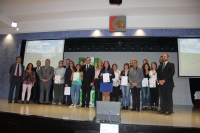 Foto de familia de autoridades y representantes de estudiantes tras la firma del documento de constitucin del CEIAF