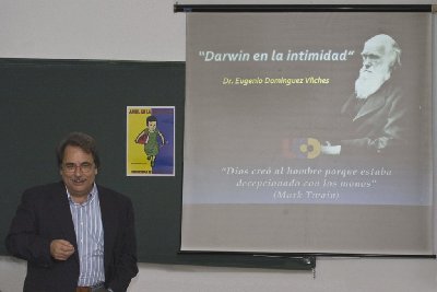 Eugenio Domnguez imparte una conferencia sobre Darwin