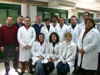 En la foto, Gregorio Ortiz (tercero por la izquierda) acompaado de investigadores del grupo FQM 228 en el laboratorio, rea de  Qumica Inorgnica de la Facultad de Ciencias.