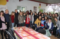 Rosario Mrida Serrano, Mara del Mar Garca Cabrera y Teresa Gonzlez-Caballos Luna junto a personal del rea de Cooperacin y Solidaridad y alumnos del Grado de Educacin Social.