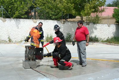  Seminarios Lucena 08 : Los alumnos participan en un simulacro de extincin de incendios