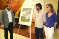 Manuel Torres, Javier Ocararay y Carmen Blanco en la presentacin de la beca 'La Fragua'