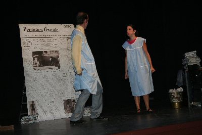 Seminarios Lucena 08: Los alumnos asisten a la representacin teatral ' Alitas de prensa'