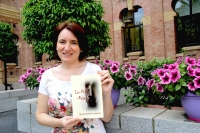 Gloria Cambrn con su nuevo libro