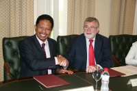 Zaini bin Ujang y Jos Manuel Roldn en la firma del convenio