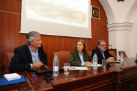 De izqda. a dcha. Rafael Mata Olmo, M Dolores Muoz Dueas y Jos Naranjo 