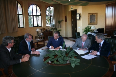 De izq. a dcha. Juan Alcntara, Jose Manuel Roldn, Jose Romero, Balbino Povedano y Eduardo Villaseca durante la firma