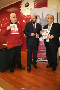 Miguel Rojas Mix, Manuel Torres y Jos Mariscal, posan con el cartel del Foro