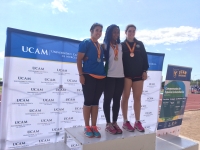 Mara Torres, Oasrumen Odeh y Carmen Sanz en el podium