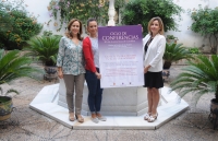 De izquierda a derecha, Mara Rosal, Ana Mara Guijarro y Rosario Mrida con el cartel anunciador del ciclo.