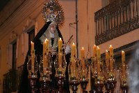 La Virgen de la Presentacin estren un paso de pequeas dimensiones, llevado por costaleros, en la segunda salida procesional de la Hermandad Universitaria.