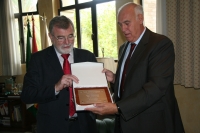 Roldn (izq) recibe de Borrell  la placa conmemorativa