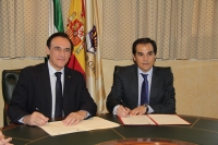 Jos Carlos Gmez Villamandos y Jos Antonio Nieto durante la firma del convenio