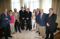 El rector y el presidente del Crculo (en el centro) con directivos de las reas de Cultura de ambas instituciones