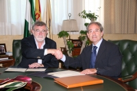 El rector, Jos Manuel Roldn y el presidente del Colegio de Veterinarios, Antonio Amorrich, se saludan tras la firma de los acuerdos