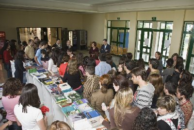 La Universidad de Crdoba celebra el 23 de abril con claveles y reparto de libros