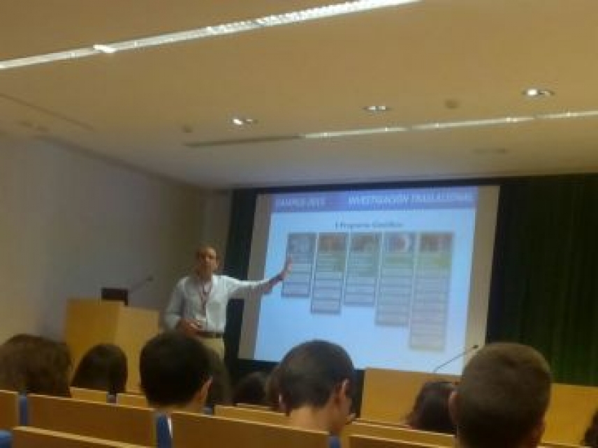 Manuel Tena imparte una conferencia sobre Biomedicina a los alumnos del Campus Científico