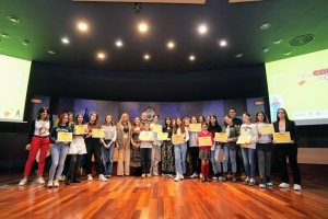 Imagen de las participantes del certamen, junto a autoridades y miembros del jurado