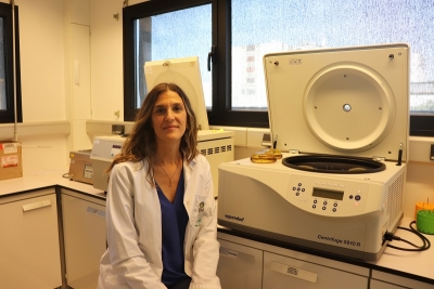 Alejandra Pera, investigadora principal del estudio en su laboratorio del IMIBIC. 